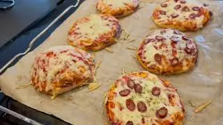 Leckere kleine Pizzen aus 
