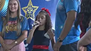 PREFEITO ENTREGA IFONES E BICICLETAS COMO PREMIAÇÔES PARA ALUNOS DA REDE MUNICIPAL DE ENSINO