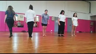 Chorégraphie de danse qui aborde la folie et la perte de contrôle