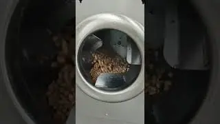The electromagnetic nut roasting machine is used to roast peanuts