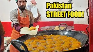 BRAIN CURRY BREAKFAST! Pakistan NIGHT MARKET STREET FOOD Tour of Lahore Pakistan