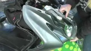 07 + Suzuki Burgman 400 Front Leg Shield Cover Removal | MicBergsma