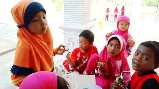 3. 2022/2023 SM2: 3-6-2023.Hisyam membawa makanan dari rumah lalu dibagi-bagikan ke teman-teman.
