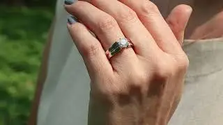 Unisex ring with an ethical 1 carat diamond with a large ring body and striated at the center.