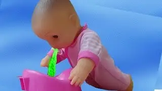 Куклы Пупсики Тома съела зубную пасту,заболела,ее вырвало.Игры для девочек.