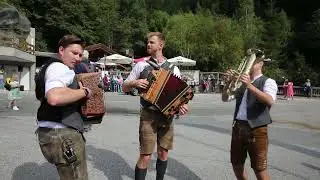 Zamquetscht spielt beim Almabtrieb in Jerzens am 13. September 2025
