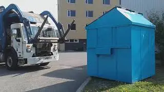 Front loader garbage truck