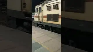 LTTS to Ayodhya Cantt Tulsi express arriving at RKMP with WAP-7 engine. #indianrailways #wag7 #train