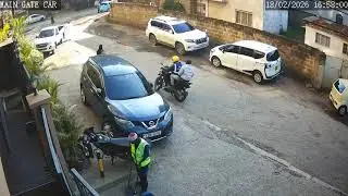 A mobile phone snatching gang was caught on camera robbing a pedestrian of their phone in South C.