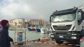 Cedono gli ormeggi al porto: 2 pescherecci portati via dal mare in burrasca.