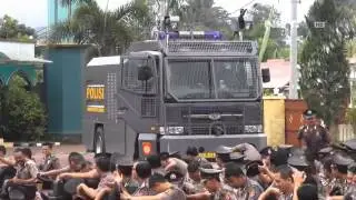 NET12 - Tradisi Upacara Kenaikan Pangkat Petugas Disiram Menggunakan Water Cannon