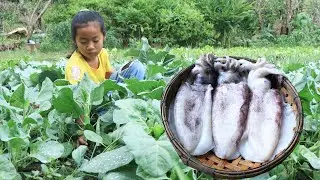 Smart girl Pich cook and invite grandma to taste - Yummy braised squid cooking