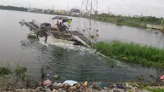 Grass cleaning machine in lake
