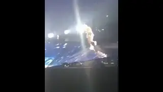 Justin Bieber cai de bunda no palco