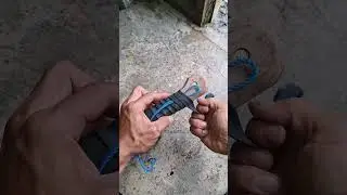 Gampang, pasang karet di gagang parang biar tidak licin.