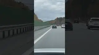 BMW E46 обгоняет на трассе