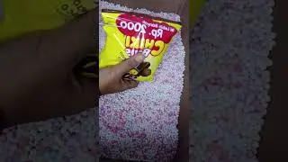 mencari chiki ball di dalam boks