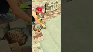 Cara yang cerdas memasang paving menggunakan alat sederhana #shorts