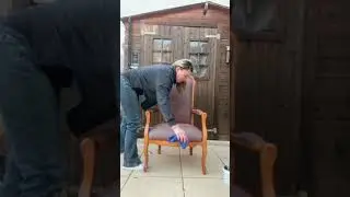 Ponçage et 2 eme couche de peinture sur l’assise en tissu du fauteuil