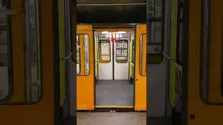 Closing doors of Budapest METRO 🇭🇺