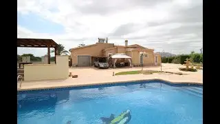 Stunning Villa with a swimming pool located in Albatera