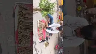 Road Par Daatoon Bechta Ek Bada Bhai | Yeh Video Aankhen Nam Kar Degi 😢🙏&rdquo;