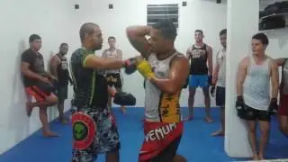 Demostra&ccedil;&atilde;o de sequ&ecirc;ncia de cotoveladas