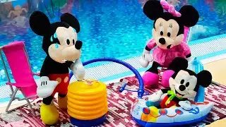 Микки Маус и Минни отдыхают в бассейне! 🌊🤿 Мягкие игрушки в видео для детей
