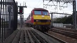 A Class 90 LNER Service arrives into Leeds