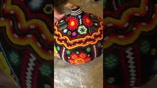 #artewixarika #short #art #decoraci&oacute;n con chaquira en cera de campeche.