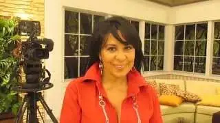 Lorena Caravedo saluda al Dr. Tom&aacute;s Angulo por sus 50 a&ntilde;os