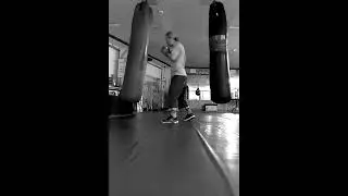 practicing how to hit the sandbag #speed #power #Boxing #cardio