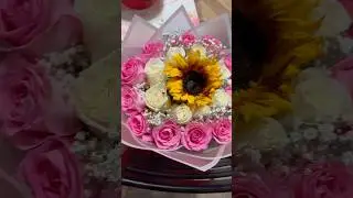 Make a pink and white rose bouquet with a sunflower with me🌻💐#RamoBuchon #sunflowerbouquet #fyp