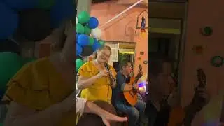 Ruth Rocha minha m&atilde;e, cantando no anivers&aacute;rio do Marquinhos.