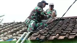 PROSES PEROBOHAN RUMAH  DALAM KEGIATAN RETULAHU PADA PROGRAM TMMD 118 KODIM 0613 CIAMIS