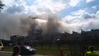 PZL M18 Dromader w akcji - pożar zakładu produkcyjnego Ilpea - Chełst&oacute;wek 20.07.2015