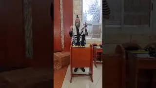 אדם שהוא איטר באיזה יד יחזיק את כוס הקידוש?