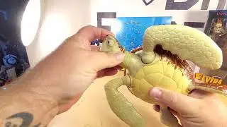 Crush and Squirt - Finding Nemo - Featured Favorites - Mattel - Unboxing and Review w/Guest