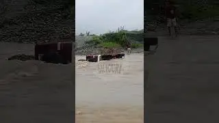 #ViralVideo shows vehicle overturning on the Toribari River while attempting to cross it. #Siliguri