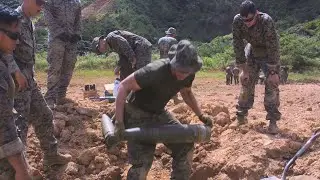 Морские пехотинцы проводят операции по обезвреживанию взрывных устройств в лагере Шваб