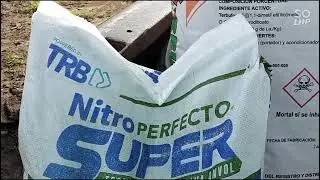 aplicando fertilizante nitro perfecto de isaosa en parcela demostraci&oacute;n con Asgrow Kodiak alc&eacute;