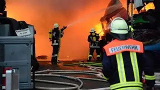 Vollbrand Recyclingfirma - Feuerwehr Gro&szlig;aufgebot in Ma&szlig;bach