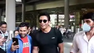 Sonu sood Takes Selfies with fans l #Sonusood #Trending #Celebrityworld #Trending #trendingvideos l