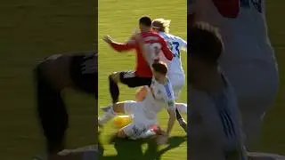 CRUNCHING Anton Stach tackle on Matheus Cunha