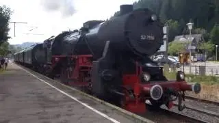 Dreiseenbahn: 52 7596 mit Donnerb&uuml;chsen und E30-Vierachser schnauft in Titisee los, 24. Juli 2016