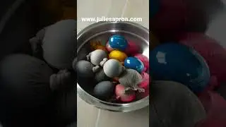 Naturally dyed Easter eggs visit juliesapron.com #easter #easteregg #eggs