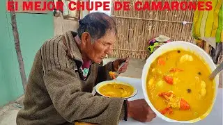 Don Víctor  Nos Ayudo a cocinar Un rico CHUPE de CAMARONES a la Orilla del Mar