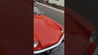 Triumph Spitfire 1500 dans une ruelle en Allemagne. #car #voiture #triumph #germany #collectioncars