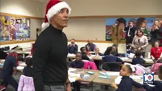 Obama surprises students in Chicago with reading time