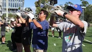 Оркестр Gator Marching Band готовится к параду выпускников Флоридского университета